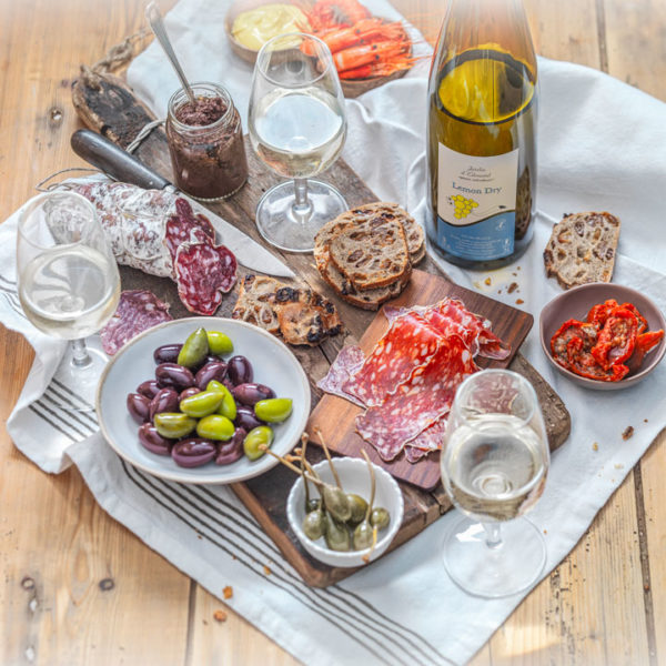 Vin et charcuterie : lemon dry, saucisson et olives