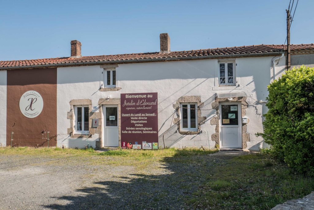 Entrée du vignoble et du chai