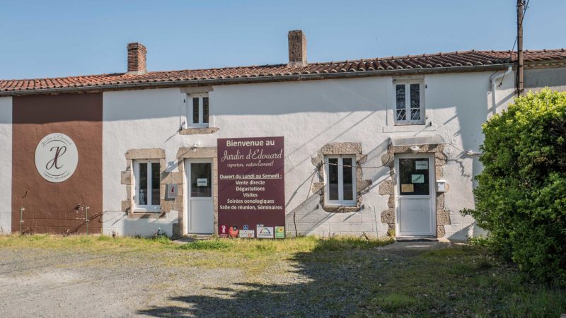 Entrée du vignoble et du chai